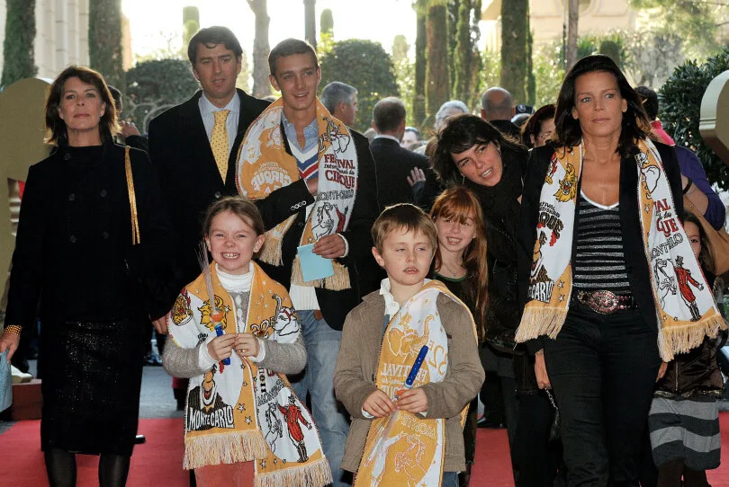En 2008, la petite Christine (&agrave; gauche de la princesse St&eacute;phanie) accompagne sa cousine Alexandra de Hanovre (au 1er plan devant la princesse Caroline de Hanovre) au 32&egrave; Festival International du cirque de Monaco