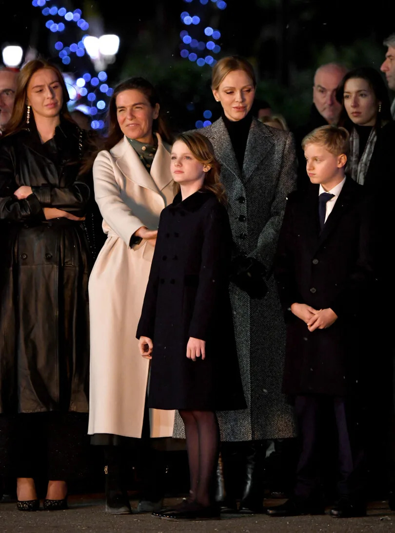 Ce lundi 26 janvier 2026, Christine de Massy (&agrave; droite) aux c&ocirc;t&eacute;s de sa m&egrave;re Donatella et de la famille princi&egrave;re lors des c&eacute;l&eacute;brations de la Sainte D&eacute;vote.